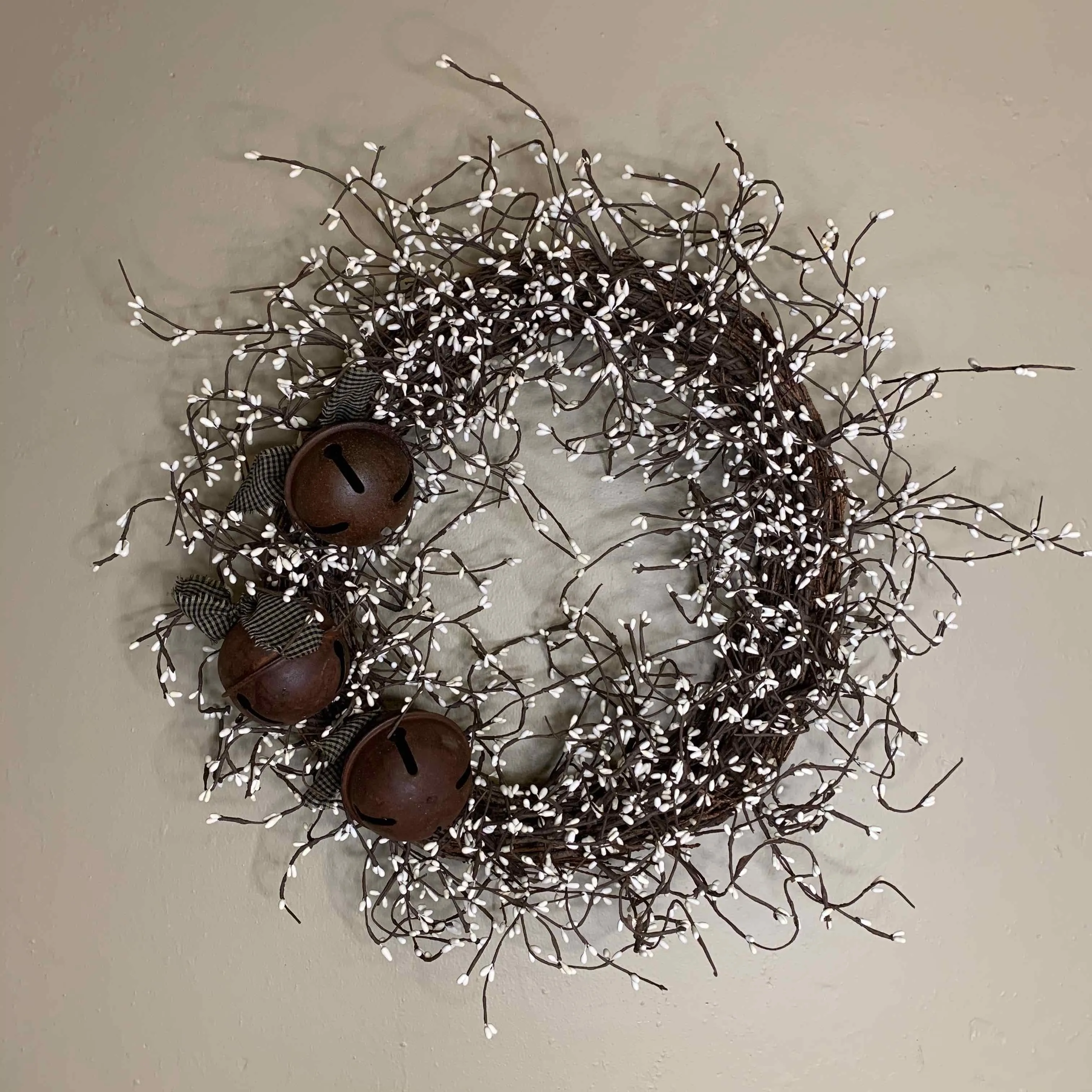 20" Grapevine Ivory Pip Wreath with Rusty Bells