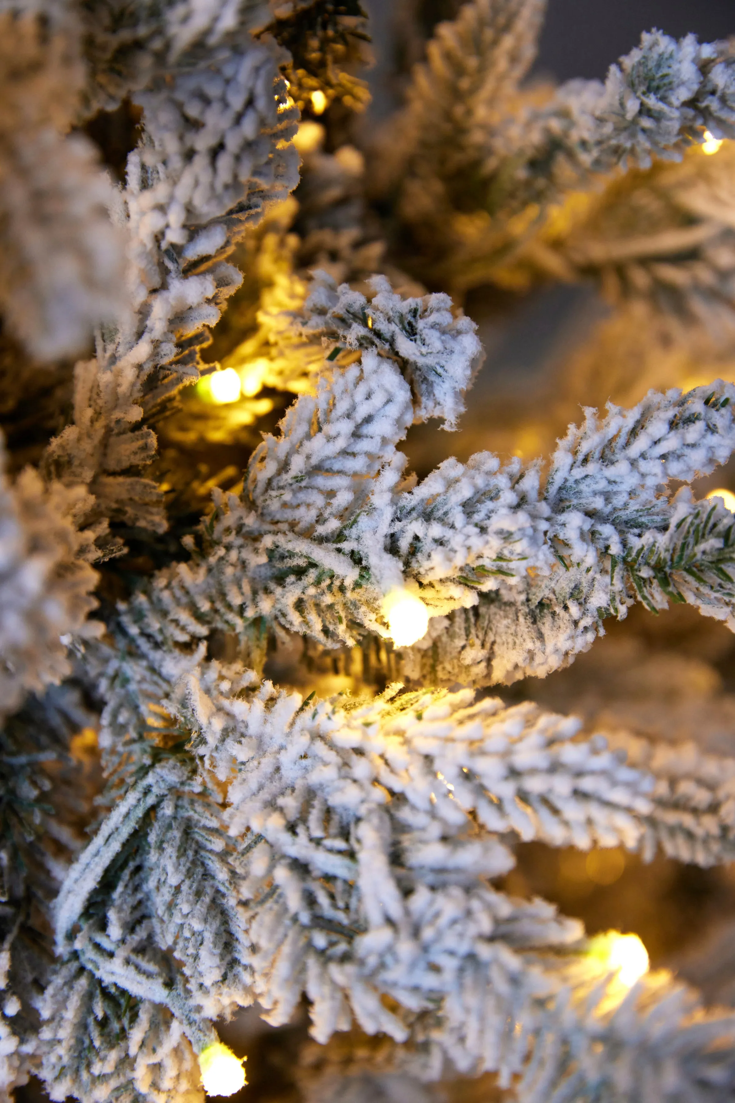 5.5 Ft Norwegian Pine Snow Tree - 420 Led