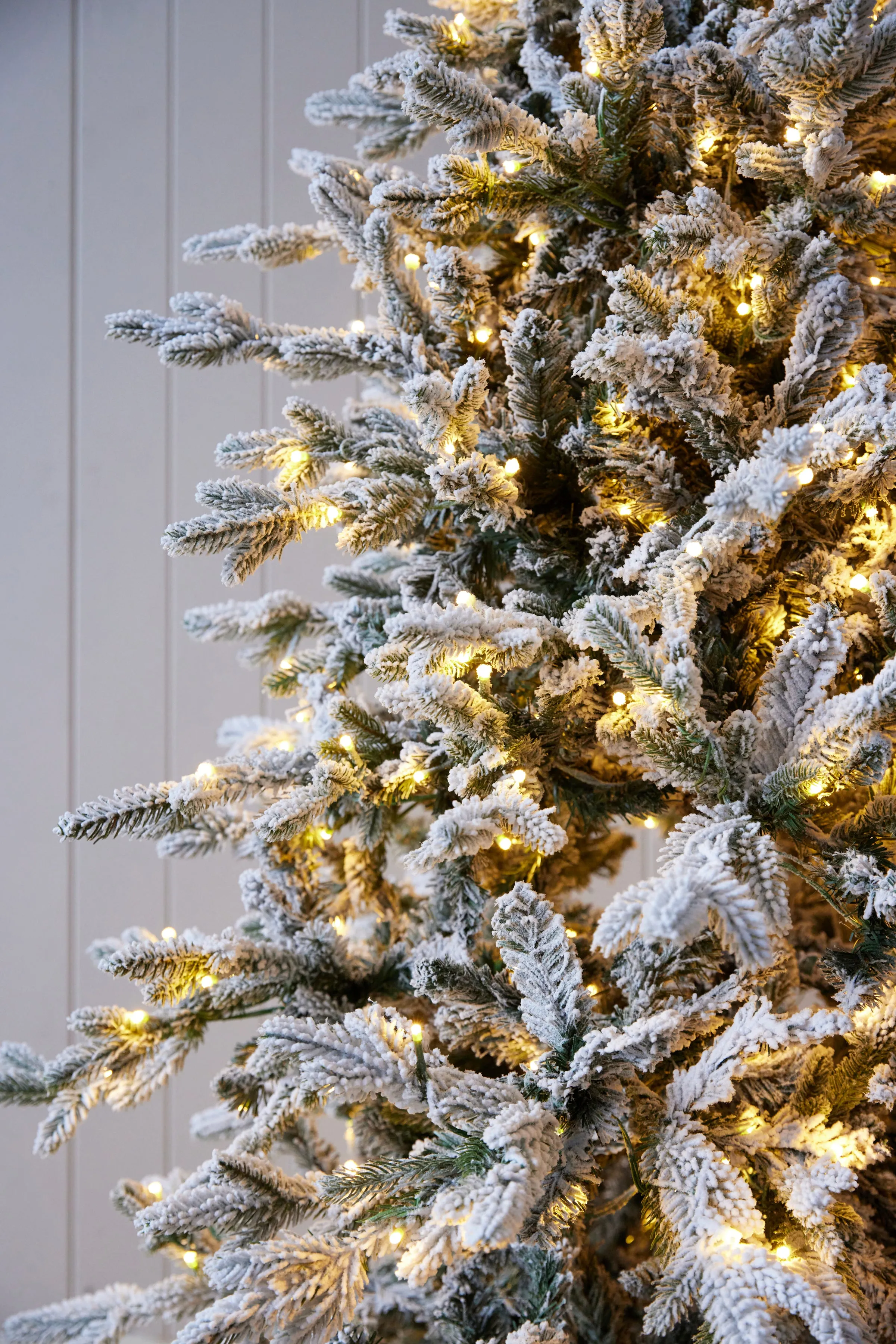 5.5 Ft Norwegian Pine Snow Tree - 420 Led