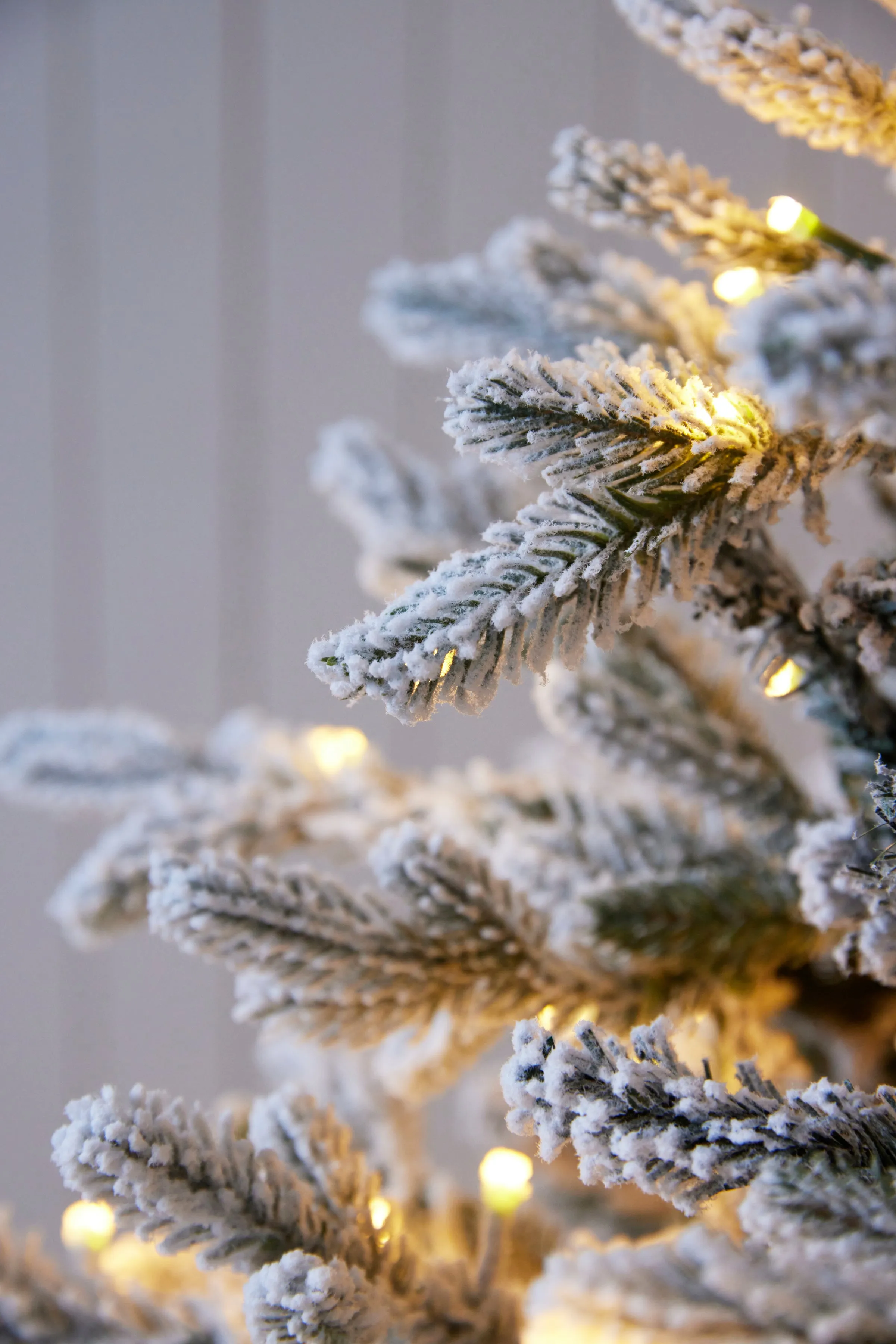 5.5 Ft Norwegian Pine Snow Tree - 420 Led