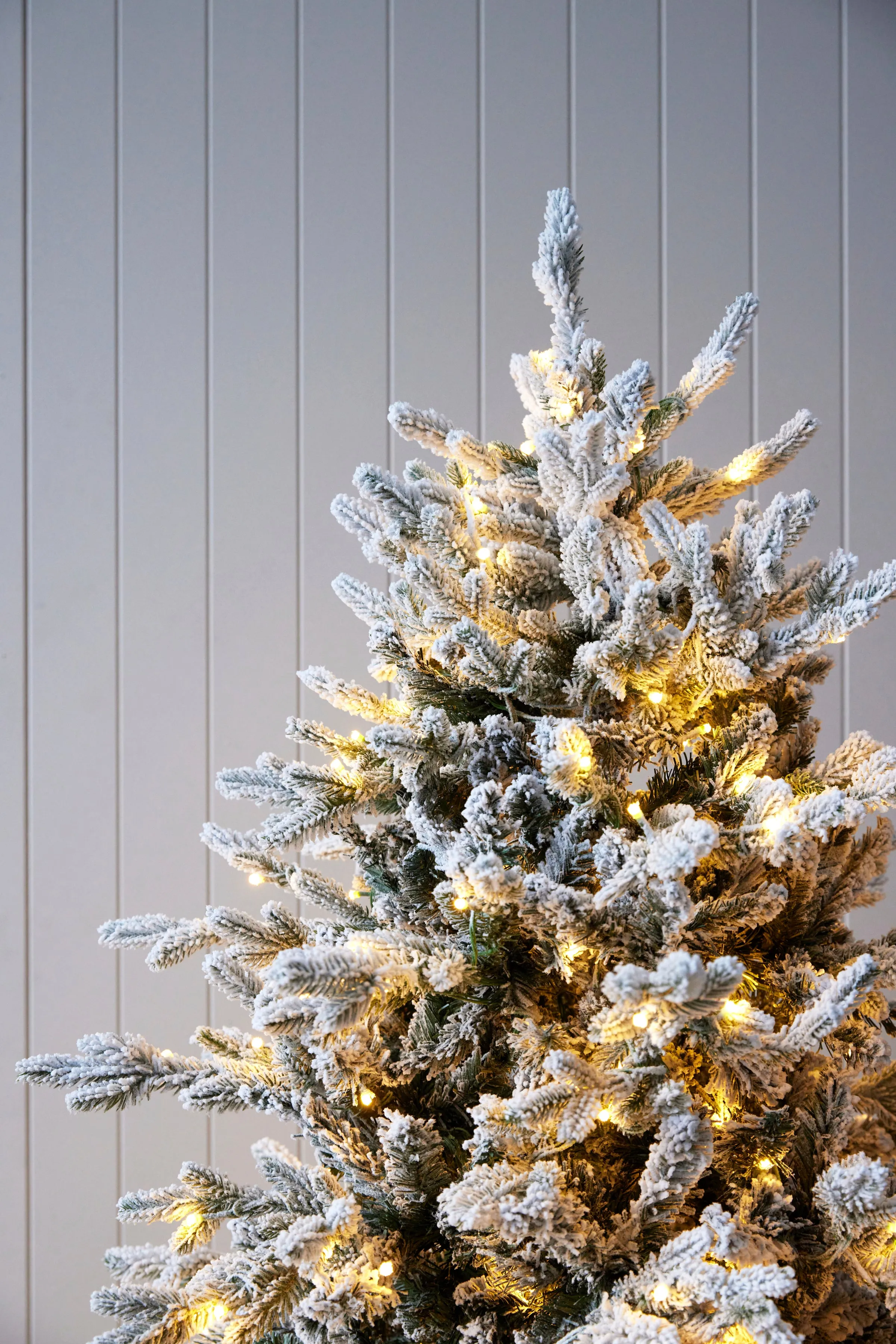5.5 Ft Norwegian Pine Snow Tree - 420 Led
